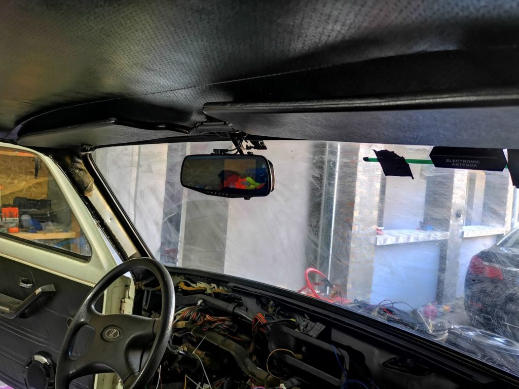 Lada Niva schwarze Sonnenblenden und Dashcam im Rückspiegel